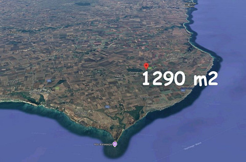 Продается участок под застройку площадью 1290 кв.м., вода и электричество на границе, 7 км до моря.