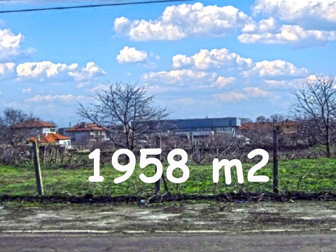 Terrain constructible de 1958 m², eau et électricité en bordure de route, à 5 km de la mer