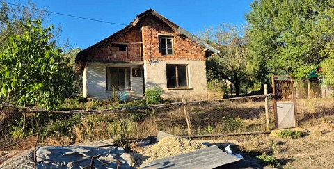 Кирпичный дом с видом на горы в деревне Огоя – в 45 км от Софии.