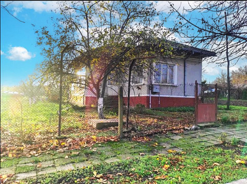 Дом площадью 90 кв.м с 3 спальнями, участок 1500 кв.м, популярный посёлок, окраина посёлка, 3 км до Дуная.