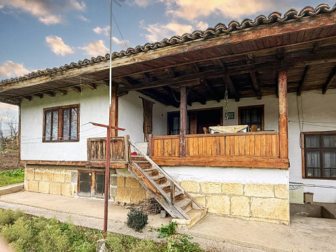 Maison authentique de 120 m² avec 3 chambres, sur un terrain de 1480 m², dans un village prisé, à 8 km de la ville de Razgrad.