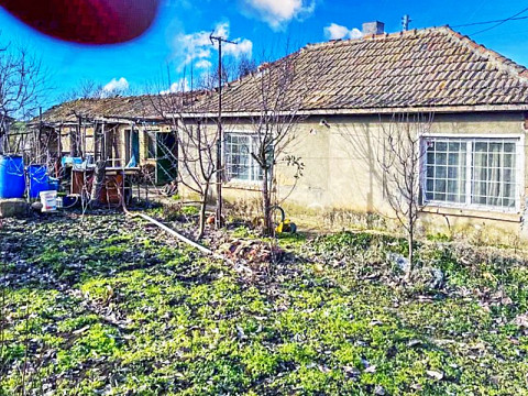 Дом площадью 100 кв.м с 3 спальнями, участок 2000 кв.м, 5 км до города Валчидол, 57 км до моря.
