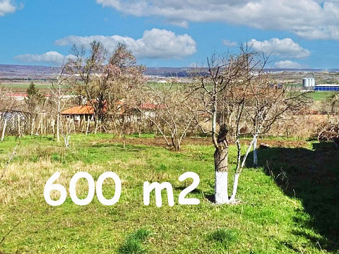 Земельный участок под застройку площадью 600 кв.м, с водоснабжением, электричеством от местного кооператива, в вилловой зоне поселка, в 15 км от моря.