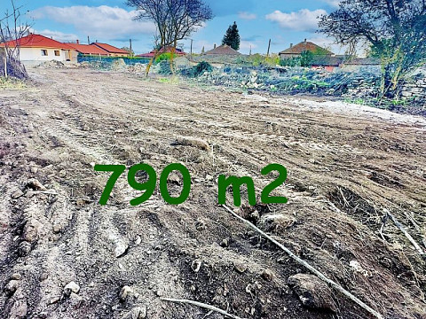 Земельный участок под застройку площадью 790 кв.м, водоснабжение и электричество на границе, 2 км до моря.