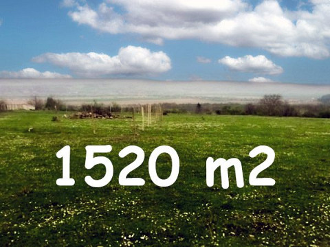 Земельный участок под застройку площадью 1520 кв.м, водоснабжение и электричество подведены к границе, на окраине поселка, 50 км до моря.