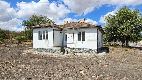 Отремонтированный дом площадью 80 кв.м с 2 спальнями, дом площадью 633 кв.м, востребованный поселок, 25 км до моря.