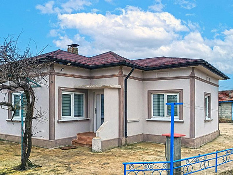 Отремонтированный дом площадью 73 кв.м с 2 спальнями, участок 1000 кв.м, престижный поселок, 7 км до моря.