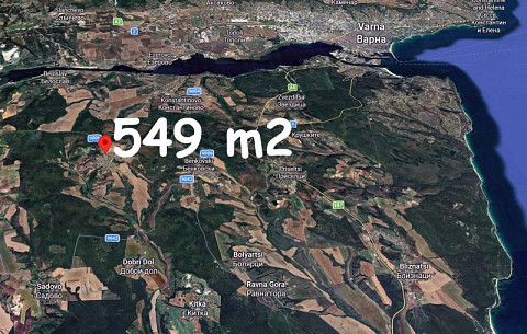 Terrain constructible de 549 m², eau et électricité en bordure de route, village recherché, à 20 km de la mer