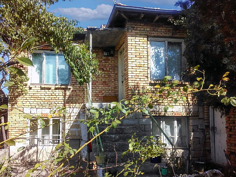 Дом площадью 120 кв.м с 3 спальнями, участок 3000 кв.м, 7 км до города Валчидол, 50 км до моря.