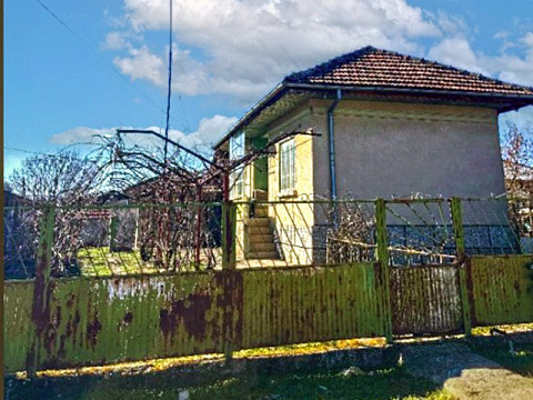 Дом площадью 100 кв.м с 3 спальнями, земельный участок 1050 кв.м, популярный поселок, 1 км до Дуная.