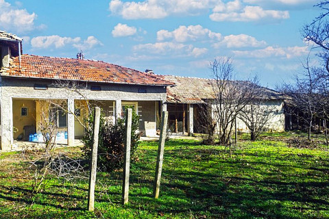 Дом 100 кв.м, земельный участок 1347 кв.м, 5 км до города Велики-Преслав.