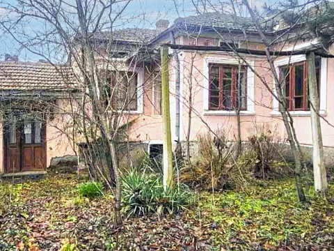 Дом площадью 80 кв.м, участок земли 1150 кв.м, 60 км до моря.