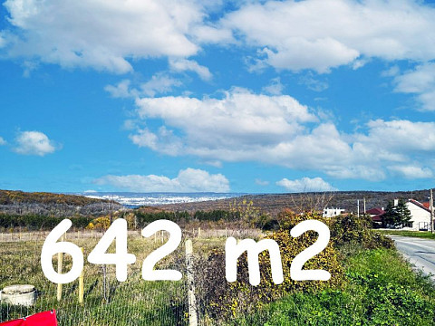 Terrain constructible de 642 m², eau et électricité en bordure de route, village recherché, à 10 km de la mer