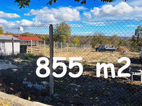 Terrain constructible de 855 m², raccordé à l'eau et à l'électricité, à 10 km de la mer