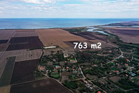 Terrain constructible de 763 m², eau et électricité en bordure de route, à 2 km de la mer