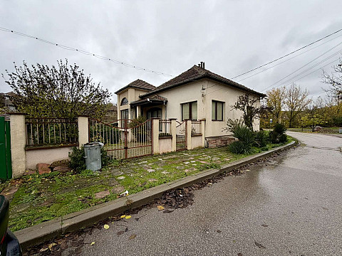 Spacieuse maison d'habitation avec jardin et dépendances dans la ville d'Iskar