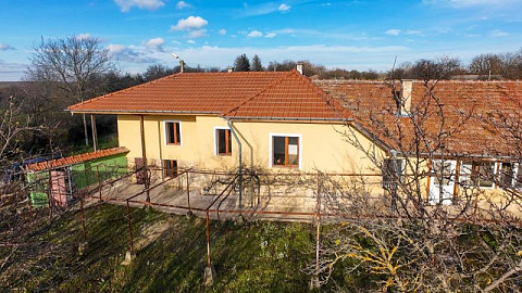 Maison de 140 m² avec 3 chambres et 2 salles de bain, sur un terrain de 1100 m², dans un village recherché de la région de Razgrad.