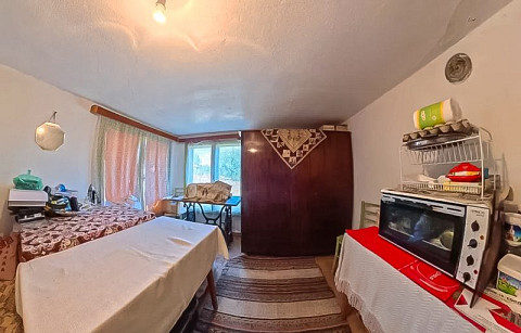 Maison de 100 m² avec 3 chambres, sur un terrain de 4000 m², à 19 km de Razgrad.
