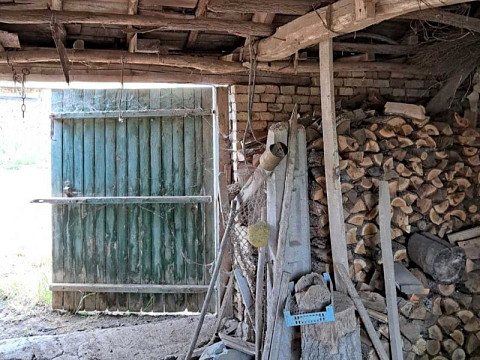 Дом площадью 180 кв.м., требующий ремонта, земельный участок 1186 кв.м., 15 км до города Валчи дол.
