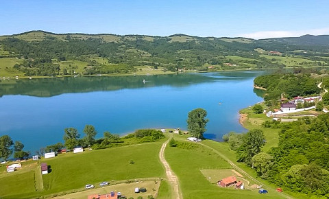 Propriété panoramique avec terrain de 5 000 m² et maison inachevée près du barrage de Sopot