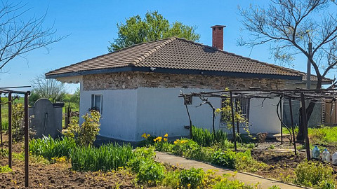Дом площадью 120 кв.м, новая крыша, участок 1600 кв.м, в пешей доступности от пляжей.