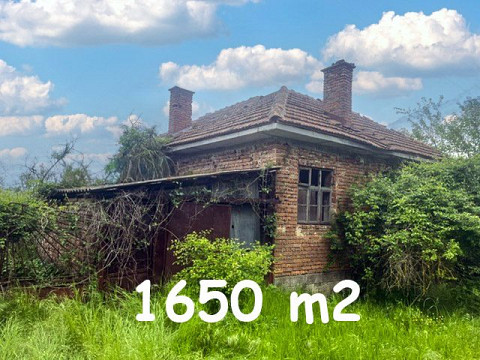 Дом площадью 70 кв.м, требующий ремонта, земельный участок 1650 кв.м, 5 км до города Далгополь, 55 км до моря.