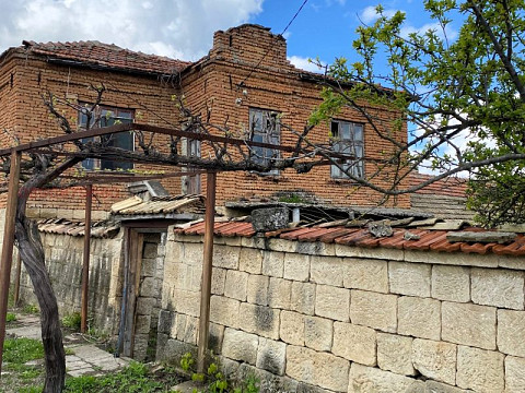 Дом 100 кв.м, участок 1900 кв.м, 7 км до города Провадия, магазин LIDL.