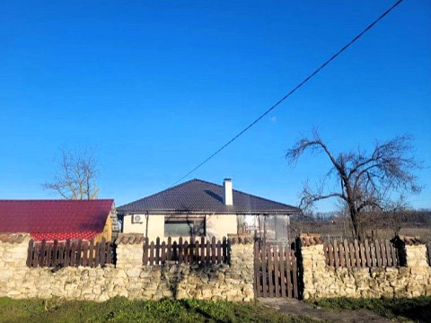 Меблированный дом площадью 115 кв.м плюс гостевой дом площадью 24 кв.м, земельный участок 2300 кв.м, окраина поселка, 33 км до моря.