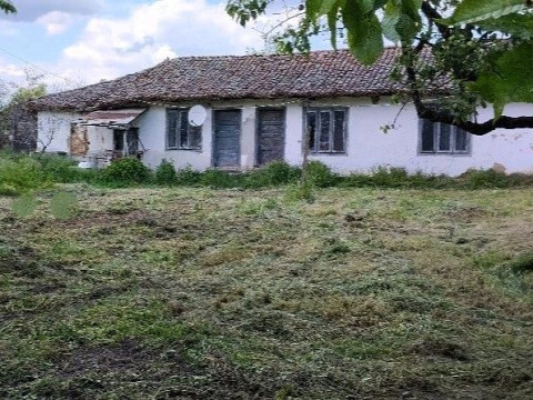Старый дом площадью 90 кв.м, участок земли 1450 кв.м, действующая фотоэлектрическая электростанция, 12 км до Добрича, 52 км до моря.