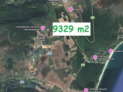 Земельный участок под застройку площадью 9329 кв.м, водоснабжение и электричество в непосредственной близости, 4 км до моря.