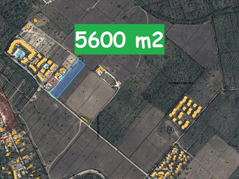 Земельный участок под застройку площадью 5600 кв.м, водоснабжение и электричество подведены к участку, до моря 4 км.