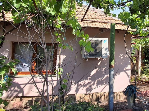 Дом площадью 100 кв.м, участок земли 2500 кв.м, 42 км до моря.