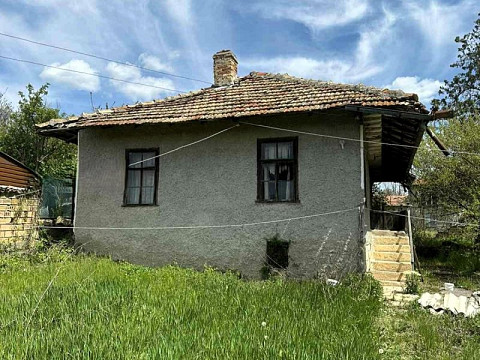 Deux maisons de 100 m² chacune, sur un terrain de 1450 m², dans un village recherché, à 8 km de la ville de Razgrad.