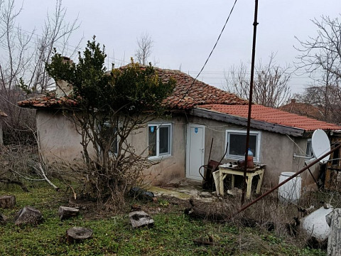 Старый дом площадью 80 кв.м., требующий ремонта, земельный участок 2526 кв.м., желаемый населенный пункт, 7 км до моря, 10 км до города Шабла.