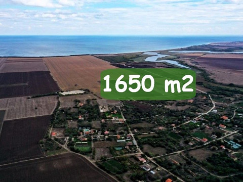 Земельный участок под застройку площадью 1650 кв.м, водоснабжение и электричество, предпочтительный населенный пункт, 2 км до моря.