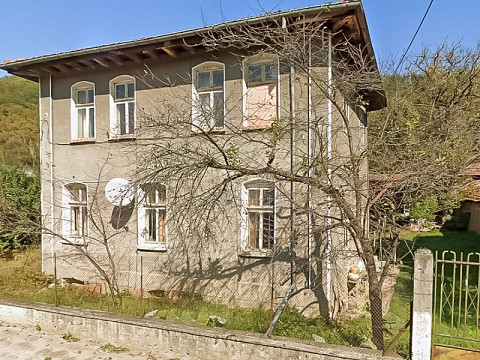 Дом площадью 150 кв.м, сад 1260 кв.м, горный курорт, граничит с рекой.