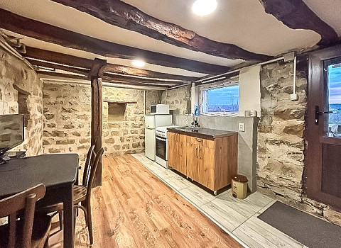 Maison rénovée de 2 chambres, terrain de 694 m², région de Veliko Tarnovo