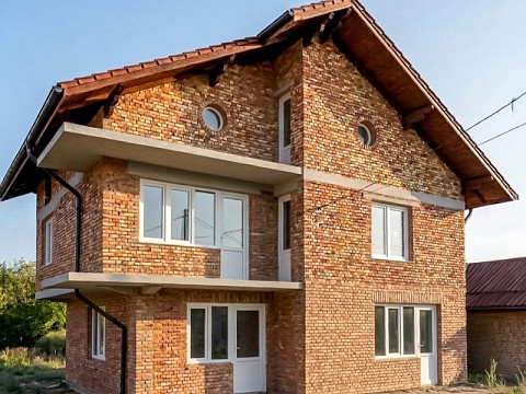 Кирпичный дом площадью 200 кв.м, участок 990 кв.м, 1 км до реки Дунай.