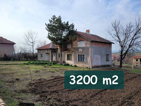 Дом площадью 150 кв.м, начат ремонт, участок 3200 кв.м, 8 км до города Павлекни.
