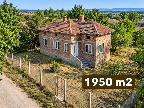 Двухкомнатный кирпично-бетонный дом, участок 1950 кв.м, сельская местность на северо-западе Болгарии.