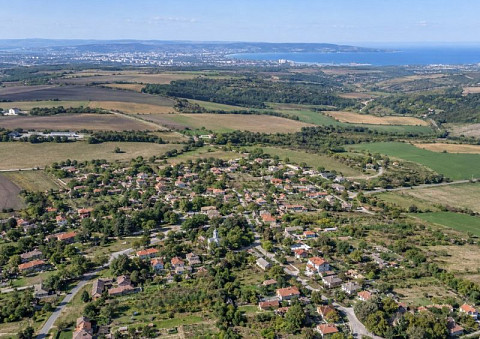 Небольшая вилла, участок 1500 кв.м, водоснабжение и электричество, 25 км до аэропорта Варны.