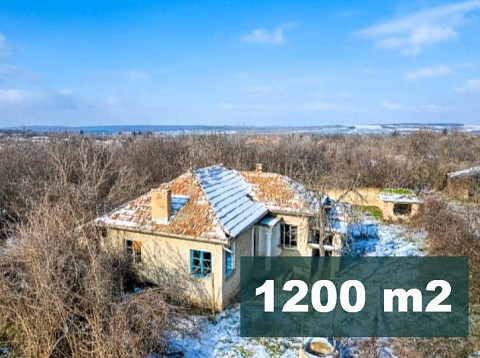 Maison de 100 m², terrain de 1200 m², à 25 km de la ville de Polski Trambesh