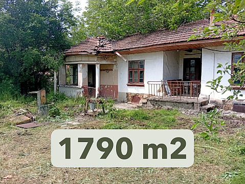 Maison de 80 m² à rénover, terrain de 1790 m², à 15 km de Gorna Oryahovitsa et à 20 km de Veliko Tarnovo.