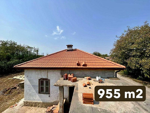 Дом площадью 80 кв.м, начат ремонт, участок 955 кв.м, предпочтительный населенный пункт, 15 км до города Велико Тырново.