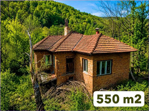 Maison de 90 m², terrain de 550 m², situation isolée, au cœur des Balkans, à 4 km de la ville de Voneshta Voda.