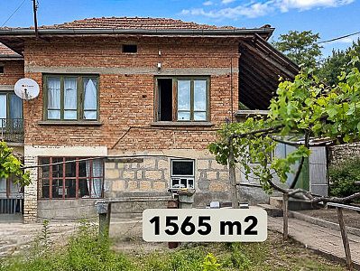 Каменно-кирпичный дом площадью 100 кв.м, участок 1565 кв.м, центральная Болгария.