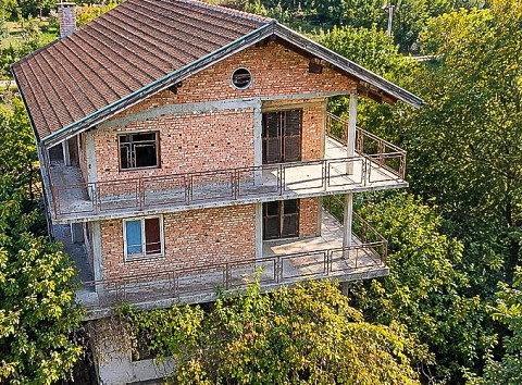 Maison de 320 m² en briques pleines et béton, près du Danube
