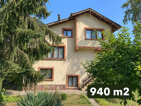 Меблированный дом площадью 250 кв.м, сад 940 кв.м, центральная Болгария.