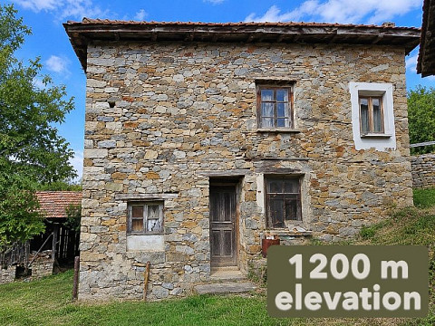 Каменный дом площадью 128 кв.м, участок 815 кв.м, каменный сарай, высота над уровнем моря 1200 м, Родопские горы.