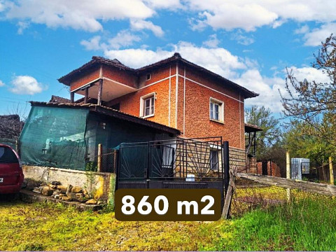 Дом площадью 214 кв.м, участок земли 860 кв.м, 17 км до города Мездра.